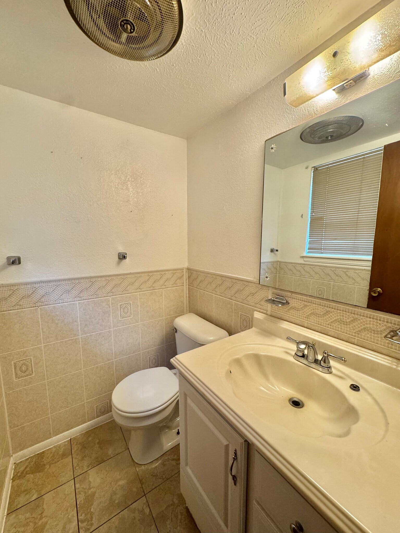Building Photo - 1233 Straka Ter