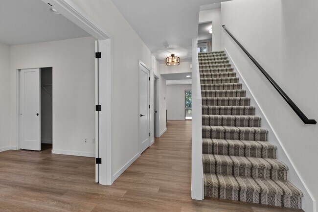 Building Photo - 4bd/2.75ba Seattle Home