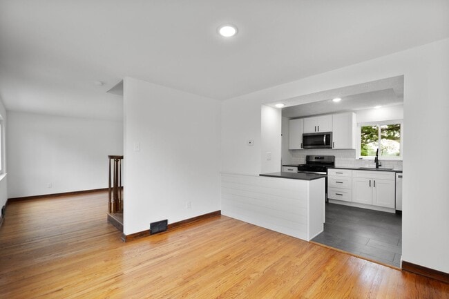 Building Photo - READY FOR MOVE IN! FULLY REMODELED 3-BEDRO...