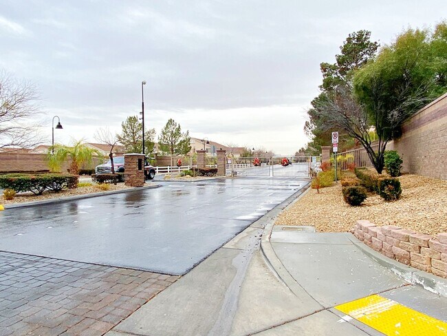 Building Photo - 2 BEDROOM 2 BATH TOWNHOME IN GATED COMMUNITY