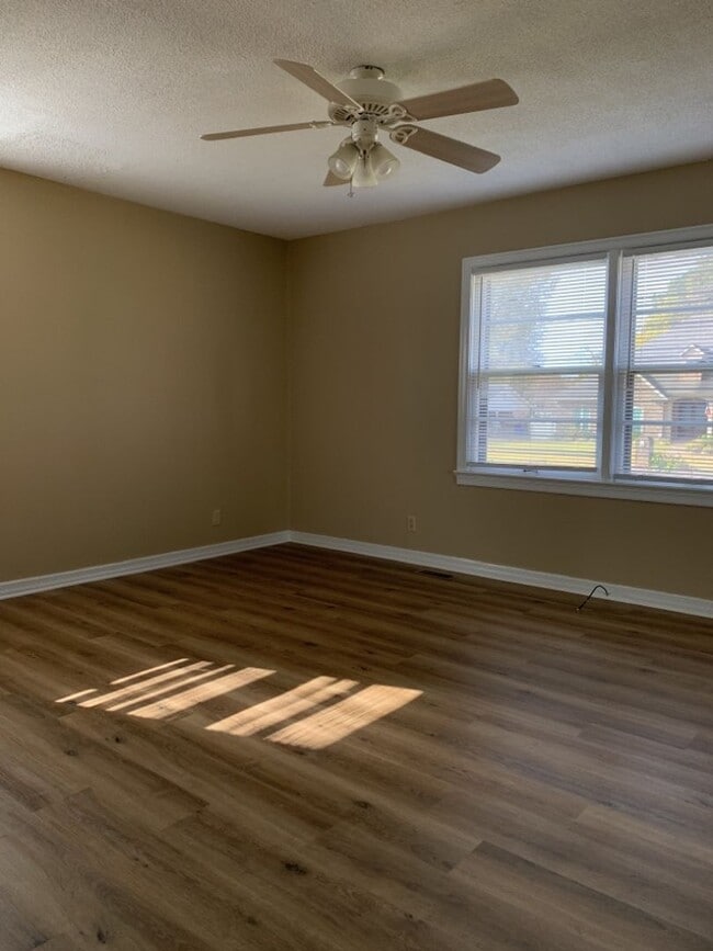 Building Photo - 2224 Bower Dr
