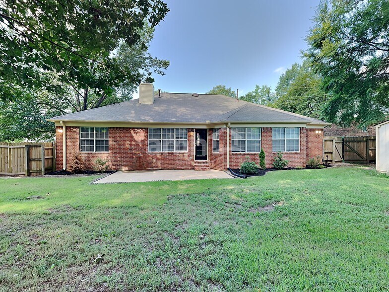 Building Photo - 2714 Cedar Bluff Dr