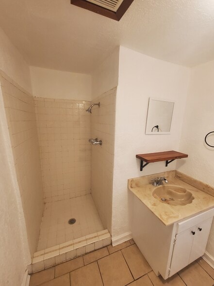 Bathroom 1 Shower - 2008 N Copia St