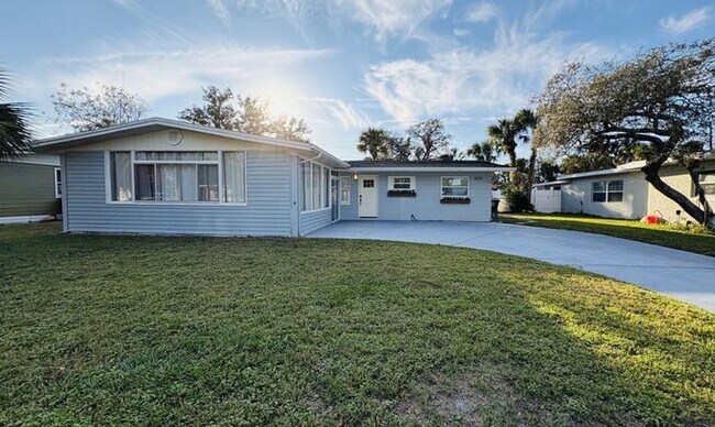 Primary Photo - Spacious 4-bedroom 2-bathroom pool home