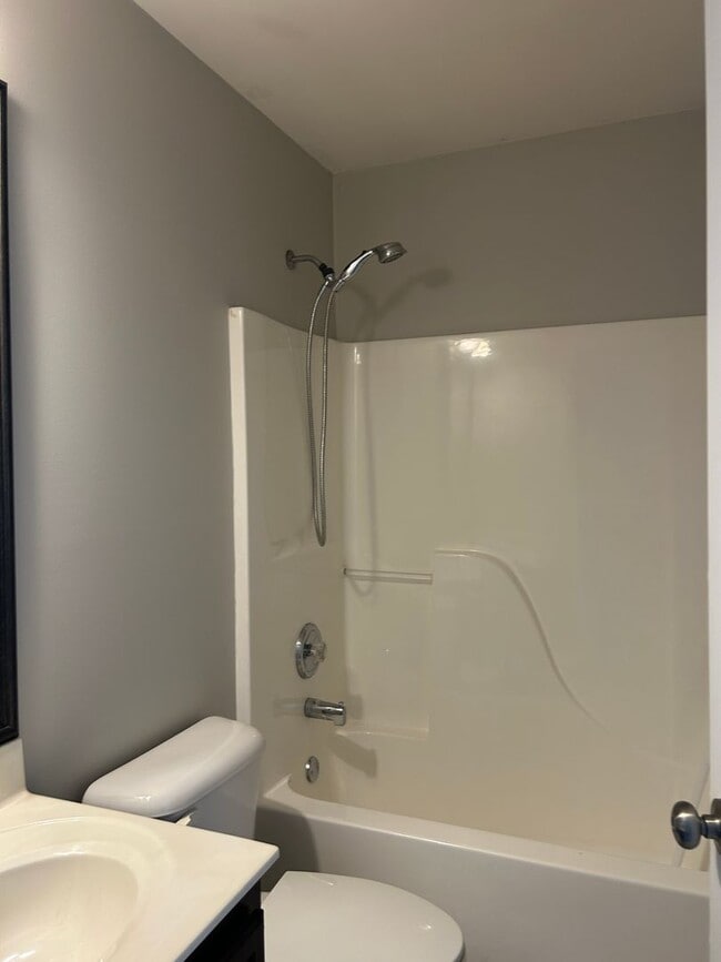 Building Photo - 404 Tailfeather Dr