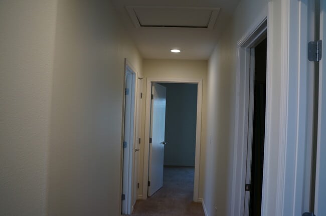 Building Photo - BEAUTIFUL SOUTH LAS VEGAS HOME IN A QUIET ...