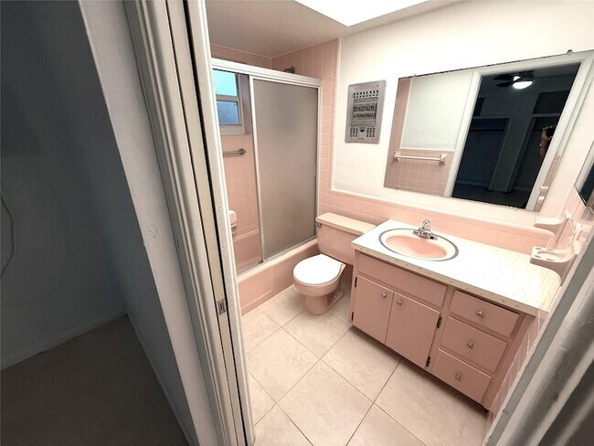 Building Photo - 3205 Colony Club Rd