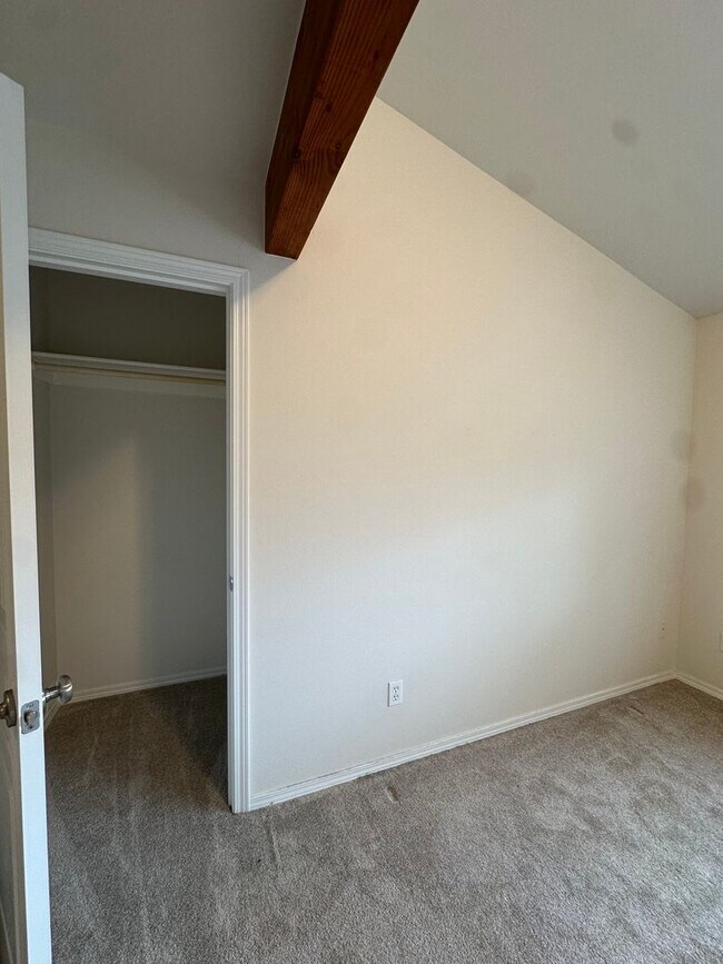 Building Photo - 25 SW Roosevelt Ave