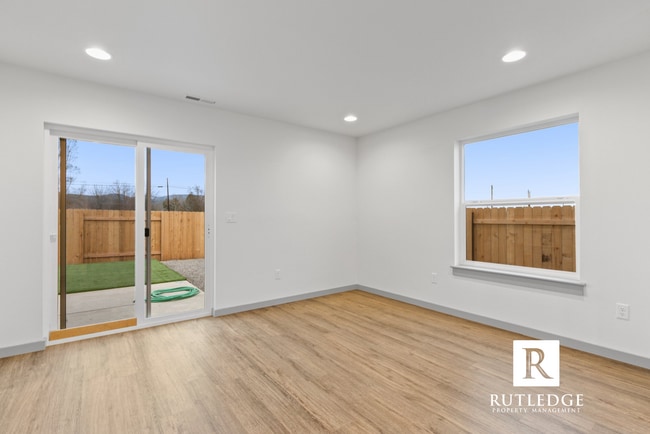 Building Photo - 3 Bed/2.5 Bath Townhome in Medford