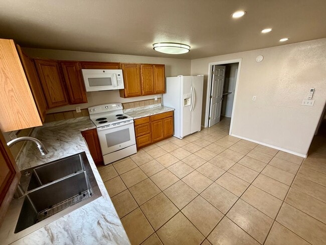 Building Photo - Thomas Duplex