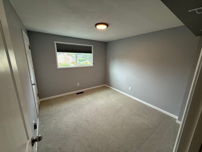 Building Photo - Tastefully Updated Kingsgate home!