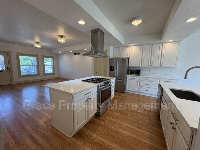 Building Photo - 352 Galapago St