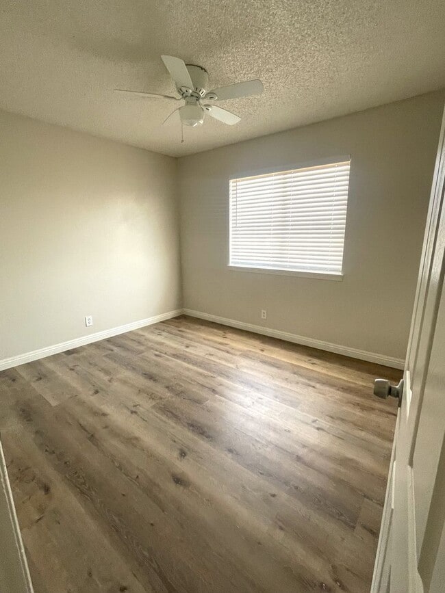 Building Photo - Recently Renovated and Move In Ready!