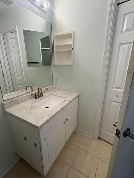 Primary Bathroom - 3031 Meadow St