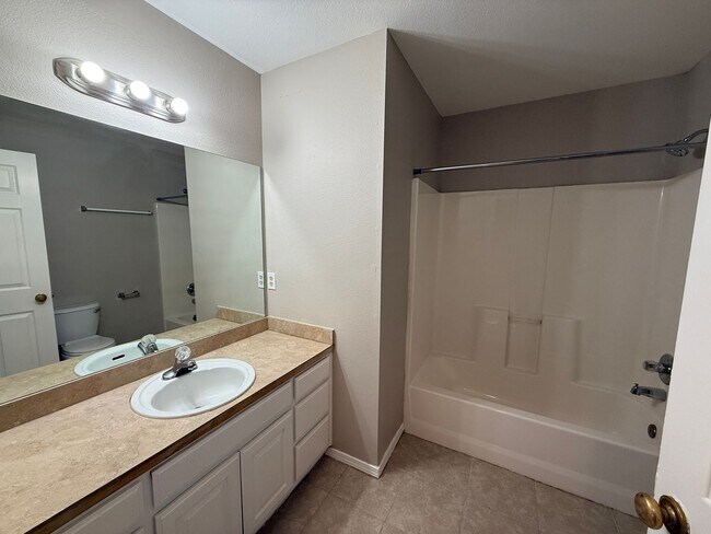 Building Photo - 3 bedroom Two Story Duplex!