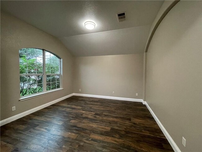 Building Photo - 18512 Sandy Bottom Dr