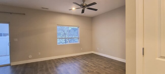 Building Photo - 3 Bedroom 3 Bathroom 2 Car Garage Townhome For rent.