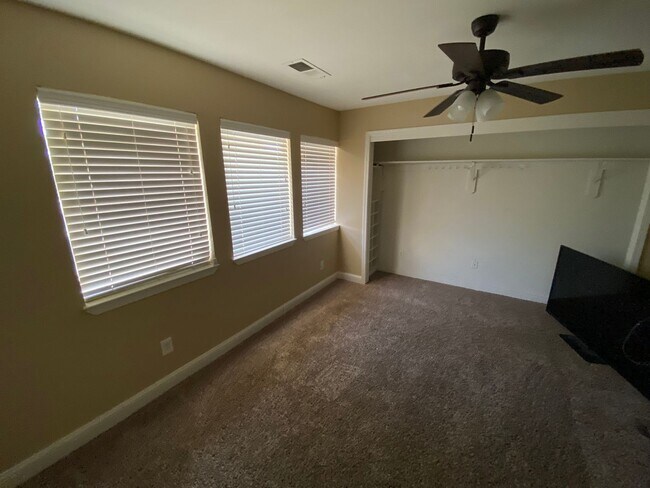 Building Photo - Charming home for rent in Visalia