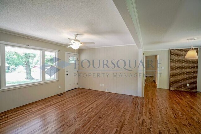 Building Photo - Charming 3-Bed / 1.5-Bath Ranch Home with large Yard & Off-Street Parking – Near White Oak Crossing