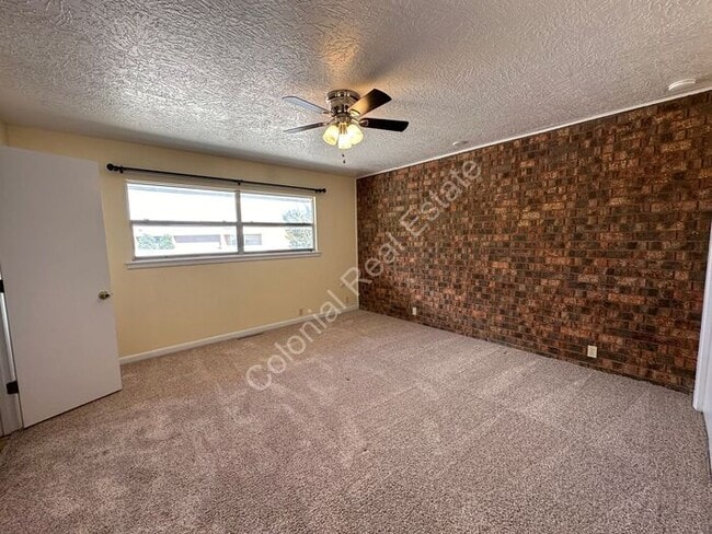 Building Photo - Gorgeous Multi-story Townhouse with Washer...