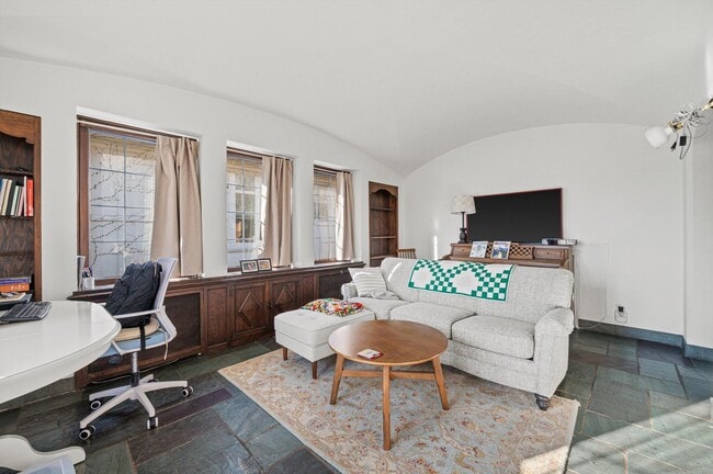 Building Photo - 2835 N Lake Dr