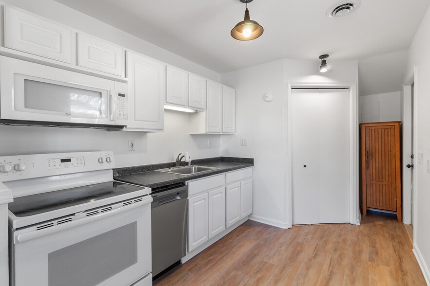 kitchen - 3489 Hargrove St