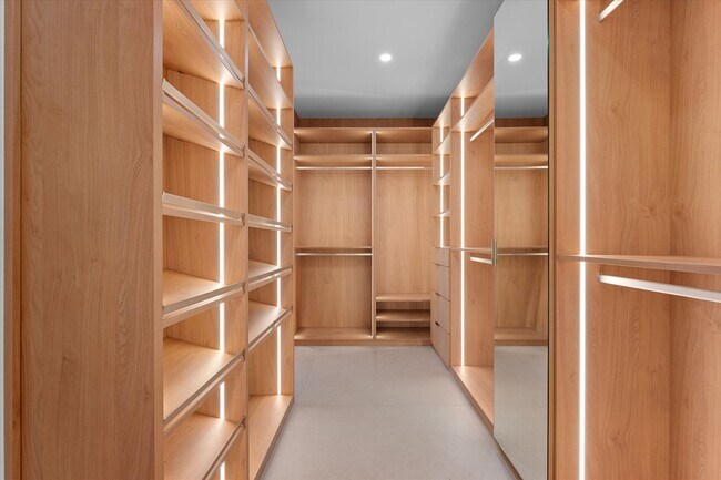 Building Photo - 700 NE 24th St