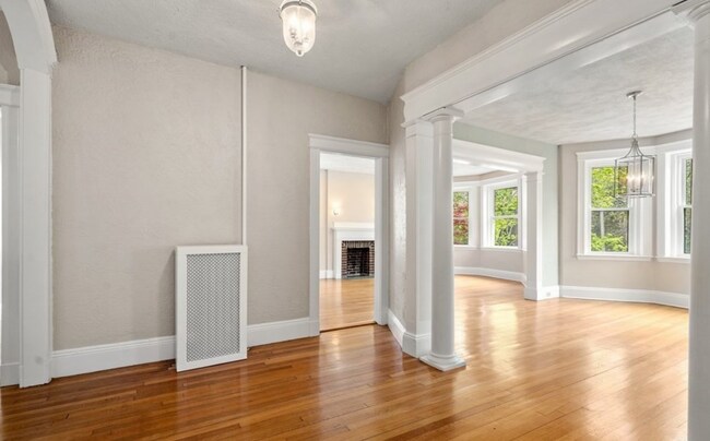 Building Photo - Gorgeous 3 bedroom unit in Brookline!