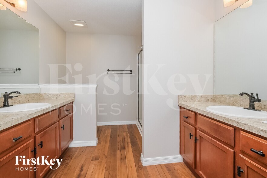 Building Photo - 11867 Thicket Wood Dr
