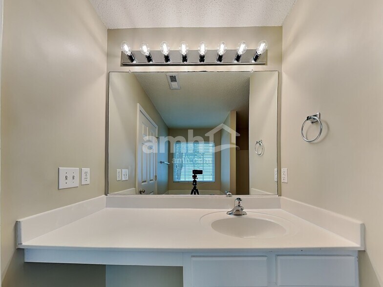 Building Photo - 3087 Canterbury Park Dr