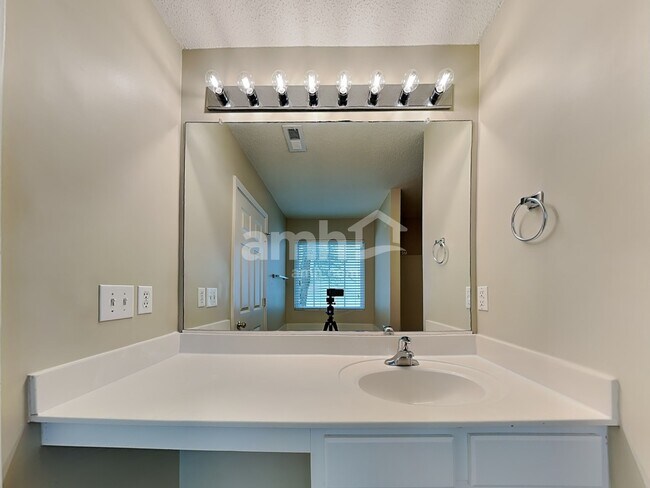 Building Photo - 3087 Canterbury Park Dr