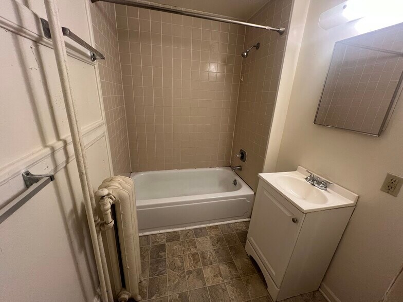 Building Photo - 221 N Livingston St