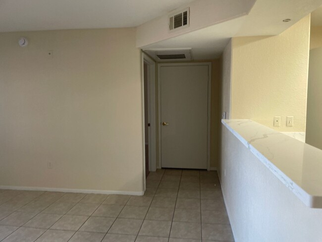 Building Photo - 1 bathroom condo located in the desirable ...