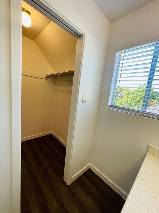 Building Photo - 2/1 rear unit in Land Park