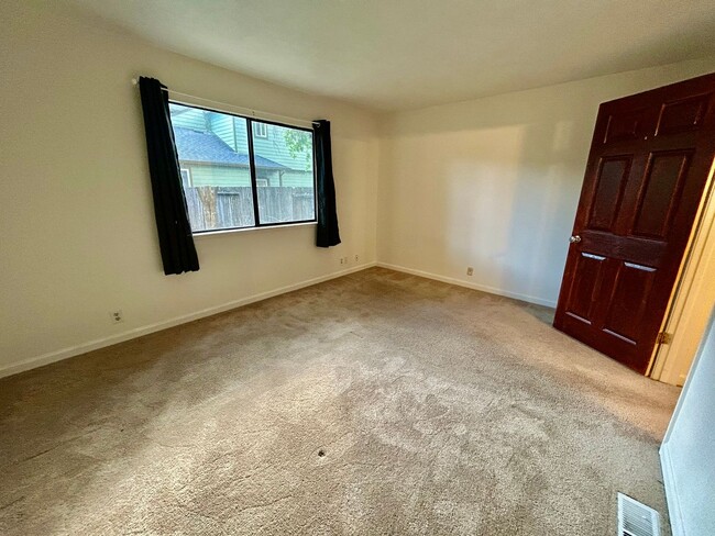 Building Photo - 2 Bedroom Duplex Close to Downtown Morgan ...