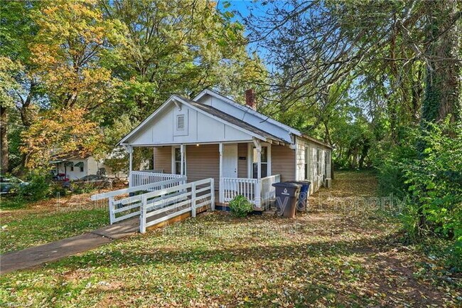 Building Photo - 2051 Bloomfield Dr