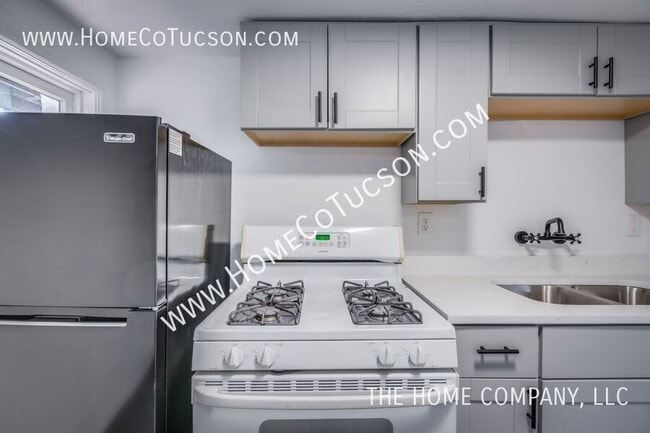 Building Photo - 940 E Florita St