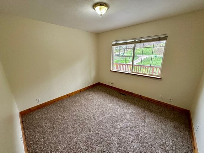 Building Photo - Creekside Home with Bonus Room above 2-Car Garage Alta Sierra