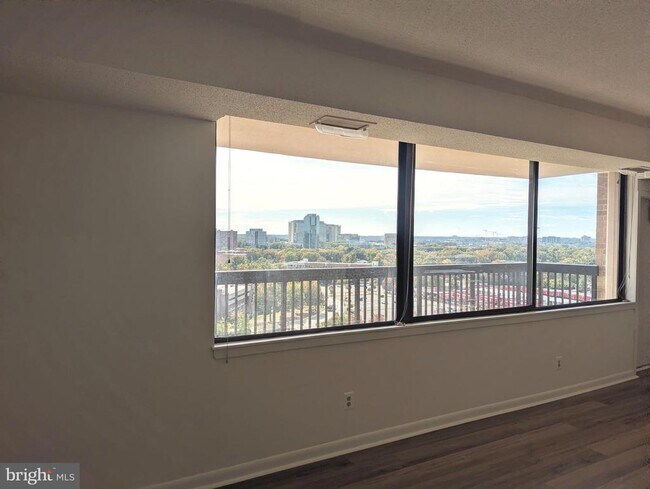 Building Photo - 3709 S George Mason Dr
