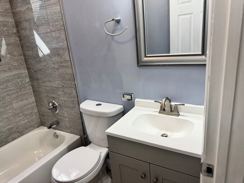 Building Photo - 446 Capri Dr