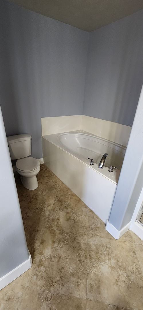 Building Photo - Luxury 3 Bedroom Plus Den in Sandy!