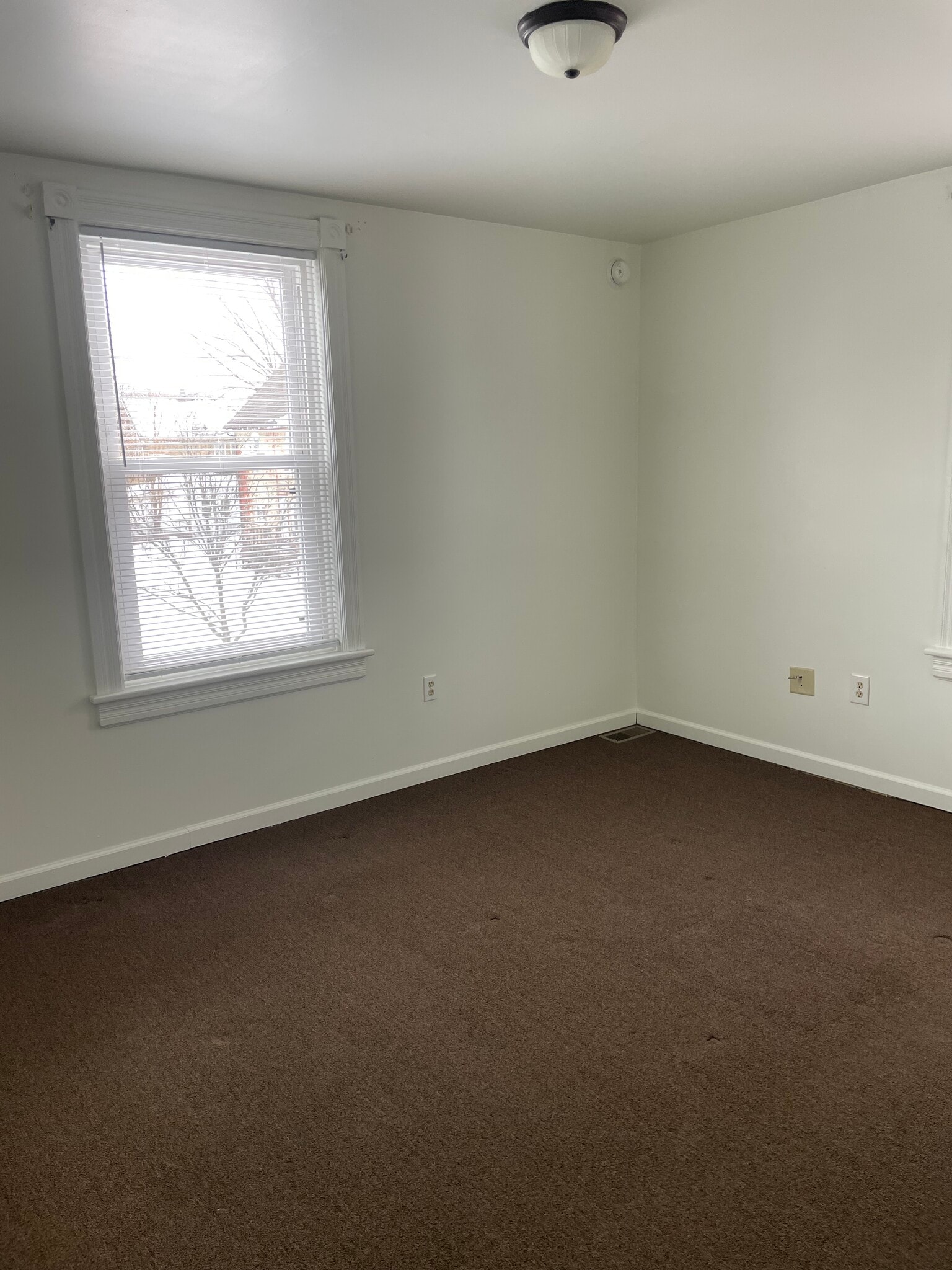 Building Photo - 850 Park Ave