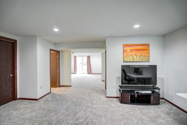 Building Photo - 818 Redan Dr