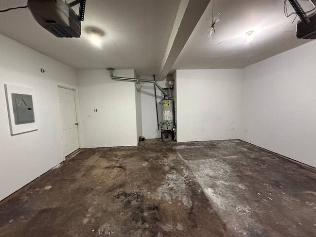 Building Photo - 4 Bed 3 Bath Gated Townhome Near Maplewood Golf
