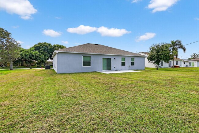 Building Photo - 657 NE Horizon Ln