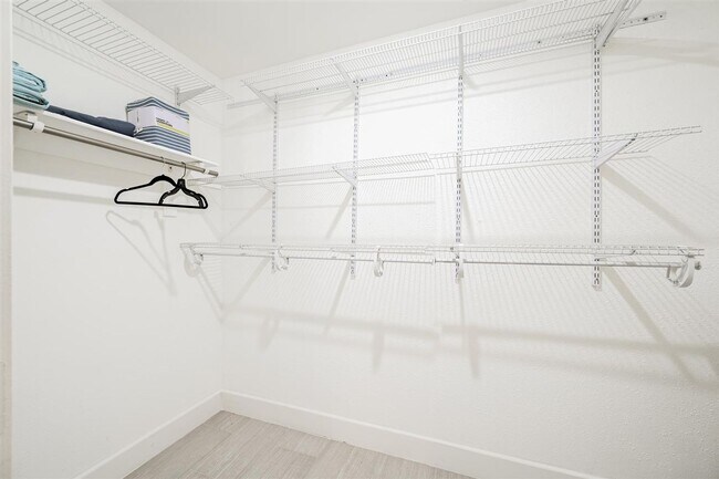 Building Photo - Fully Furnished - Turn Key - Short Term 31days+ - Sleeps up to 7
