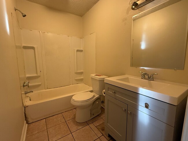 Building Photo - Charming 3 bedroom 1.5 Bathroom Located in...