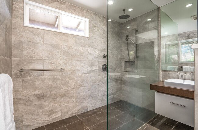 Building Photo - Beautifully Appointed Fully Furnished 4 bedroom/3 bathroom Kuau BayView House w/ Ocean views