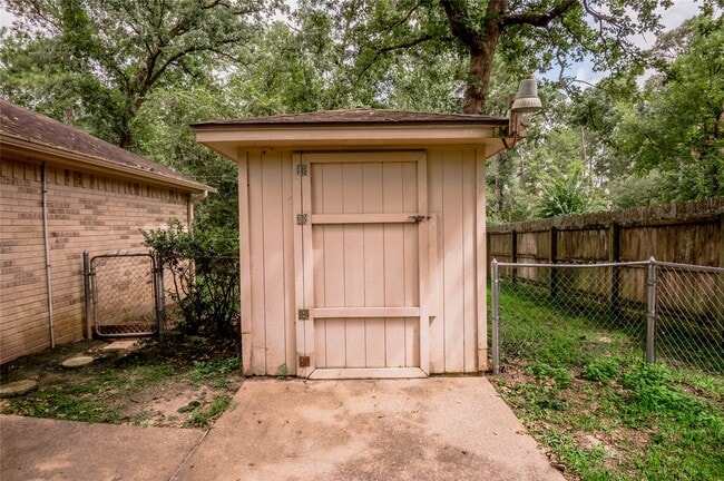Building Photo - 2232 Azalea Cir