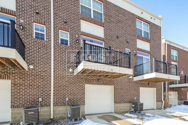 Building Photo - 2 Bed 1.5 Bathroom Condo Available in Springfield